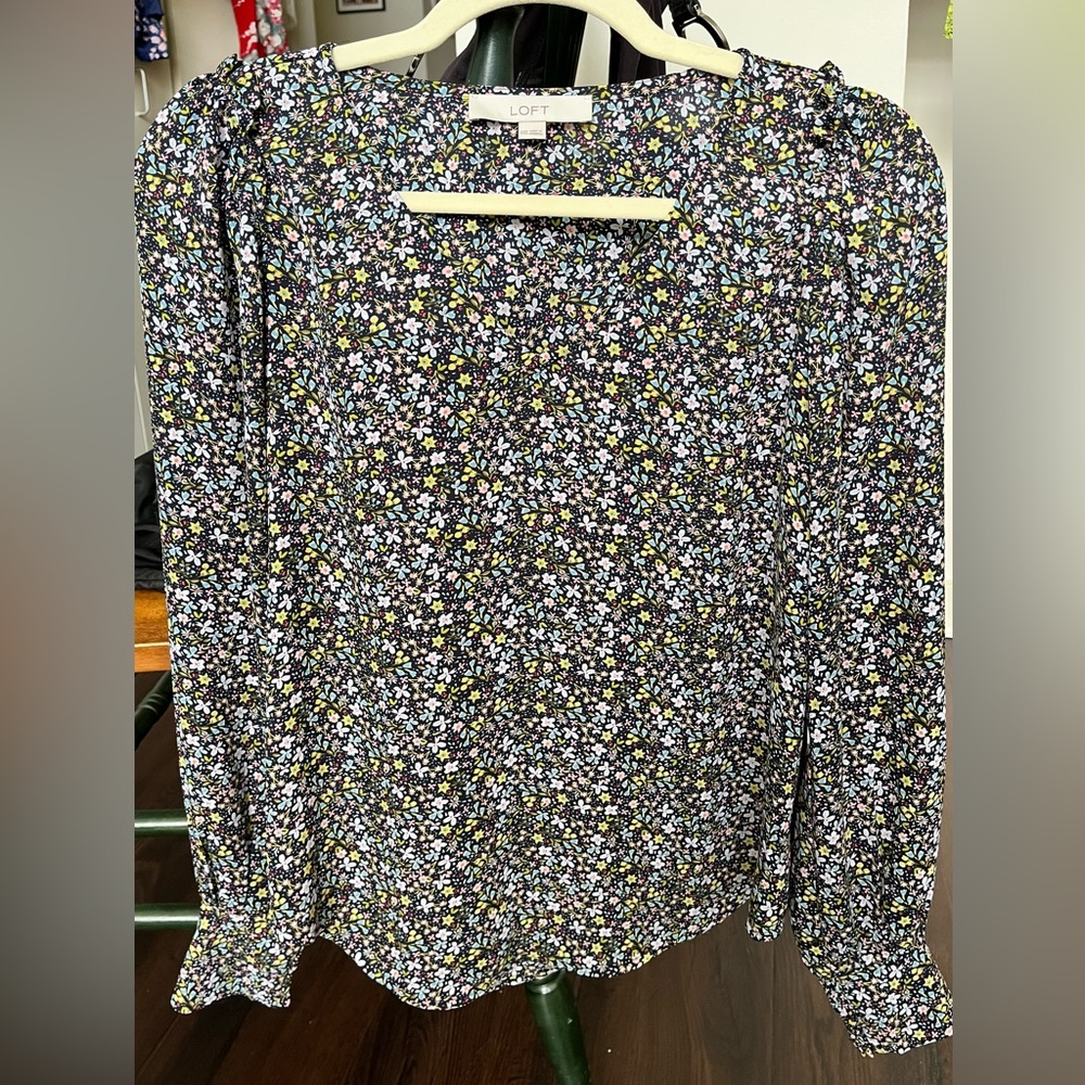LOFT Boho Floral Blouse w Ruffled Shoulders